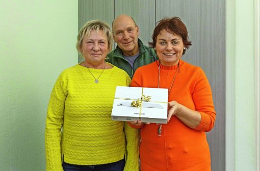 Redaktionsleiterin Silke Wolf (rechts) überreicht den Hauptpreis, ein Tablet, an  Carmen und Martin Kießling aus Schmalkalden. Foto: Sascha Willms
