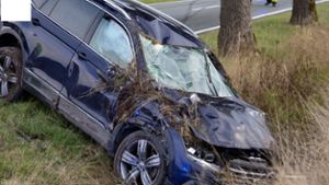 Crash beim Überholen : Autos landen im Straßengraben, Fahrer verletzt