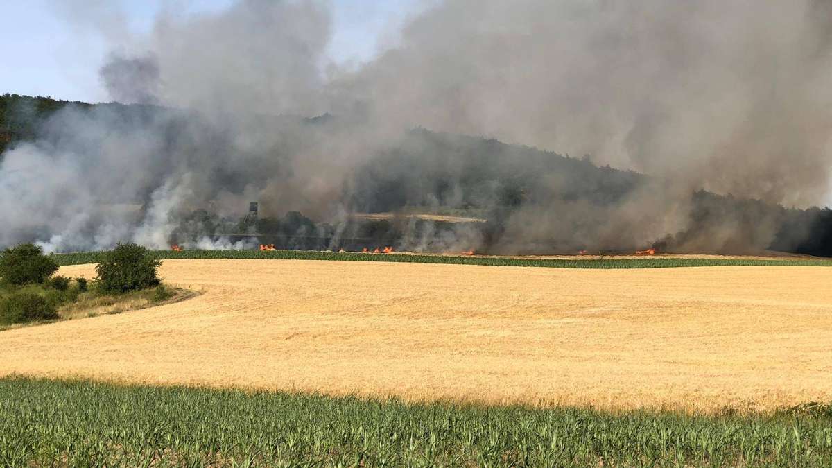 Jüchsen: Traktor gerät beim Ernten in Brand, Flammen greifen auf Feld über