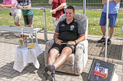Bequemer geht es nicht: David Reich in seinem Sessel am Spielfeldrand, den der FC Steinbach-Hallenberg extra für ihn bereitgestellt hatte. Foto:  