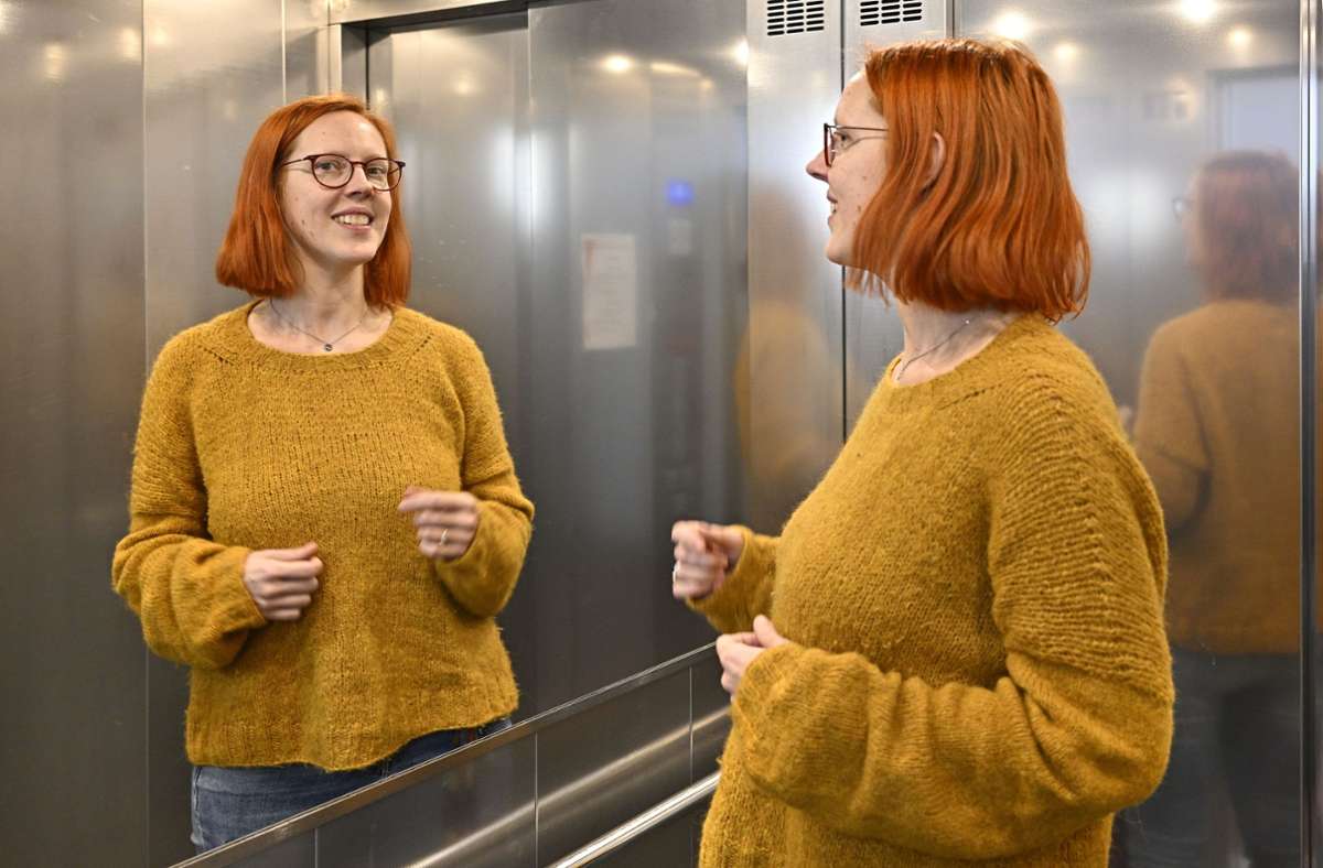 Maria Schlotzhauer, Leiterin des  Frauen- und Familienzentrums „Louise“,  im Fahrstuhl der „barrierearmen“ Einrichtung hat alle im Blick - auch Menschen mit Behinderung.