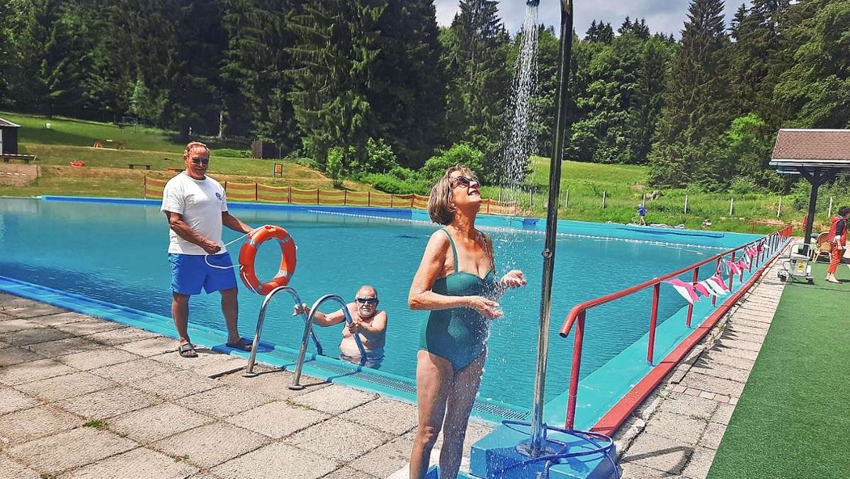Bei 20 Grad im Wasser: Badesaison in Schmiedefeld eröffnet
