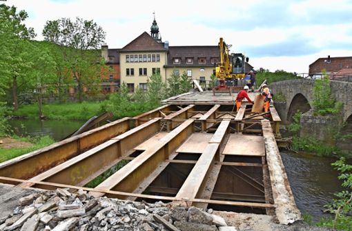 Jeden Tag ein Stückchen mehr wird derzeit die marode Behelfsbrücke über die Werra in Obermaßfeld-Grimmenthal abgerissen. Foto: /Tino Hencl