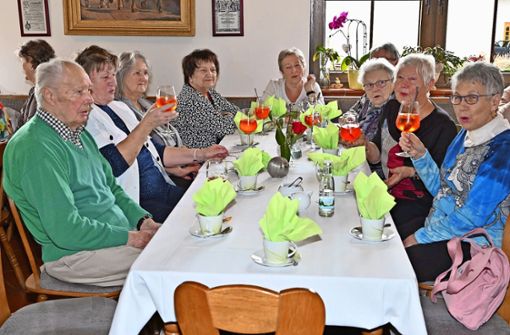Fast 50 Senioren kamen am Samstag zum Frühlingsfest in die Alte Schmiede. Musiker Thomas Henkel unterhielt sie auf amüsante Weise. Foto: Annett Recknagel