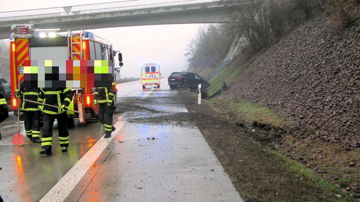 Thüringen: Auto prallt nach Schleuderfahrt auf Autobahn 71 in Hang