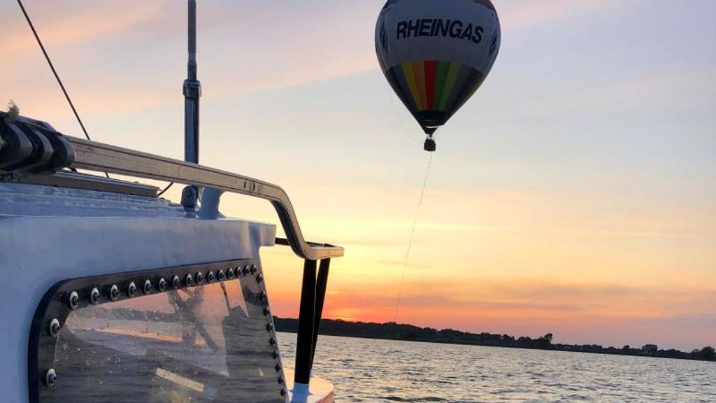 Nasse Notlandung verhindert: Seenotretter nehmen Heißluftballon vor Usedom an die Leine