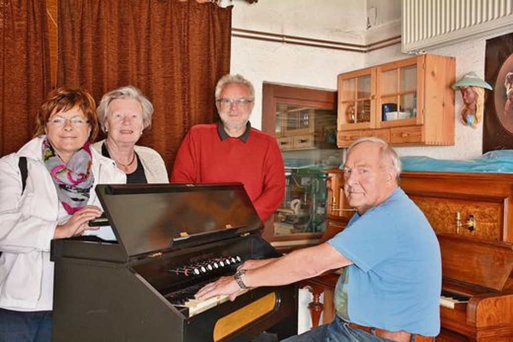 Gisela Luther, Renate Steigerwald, Ralf Luther (v. l.) überzeugte sich im Geschäft von Gotthard Hey (an der Orgel) über den guten Klang des Instrumentes. Für die Autobahnkirche werden weiterhin Spenden angenommen.