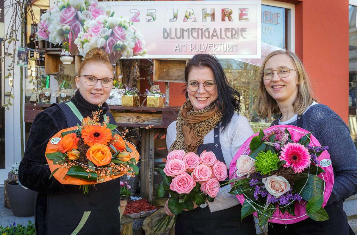 Letizia Dietzel, Angela Koch und Susann Bähring (von links)  senden Blumengrüße zum Frauentag.