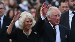 König Charles und Camilla begrüßen das Volk am Buckingham-Palast