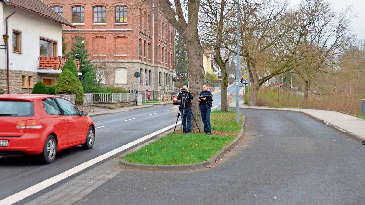 Meiningen: Polizisten zeigen Temposündern die Kelle