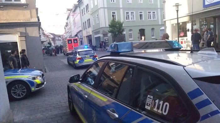 Nachbar-Regionen: Großeinsatz der Polizei: Messerattacke im Coburger Steinweg