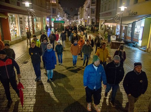 Rund 400 Menschen sind am Montagabend  in Meiningen auf die Straße gegangen, um sich im stillen, friedlichen Protest gegen die Ausgrenzung der Ungeimpften zu wenden. Der „Spaziergang“ soll auch in der kommenden Woche wieder stattfinden. Foto: Erhard Driesel