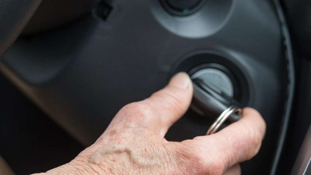 Thüringen: Beifahrer schaltet Zündung ein: Auto prallt auf Parkplatz gegen anderes