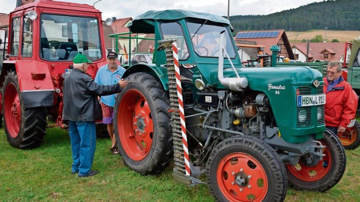 Über 100 Traktoren fahren beim Traditionstreffen vor