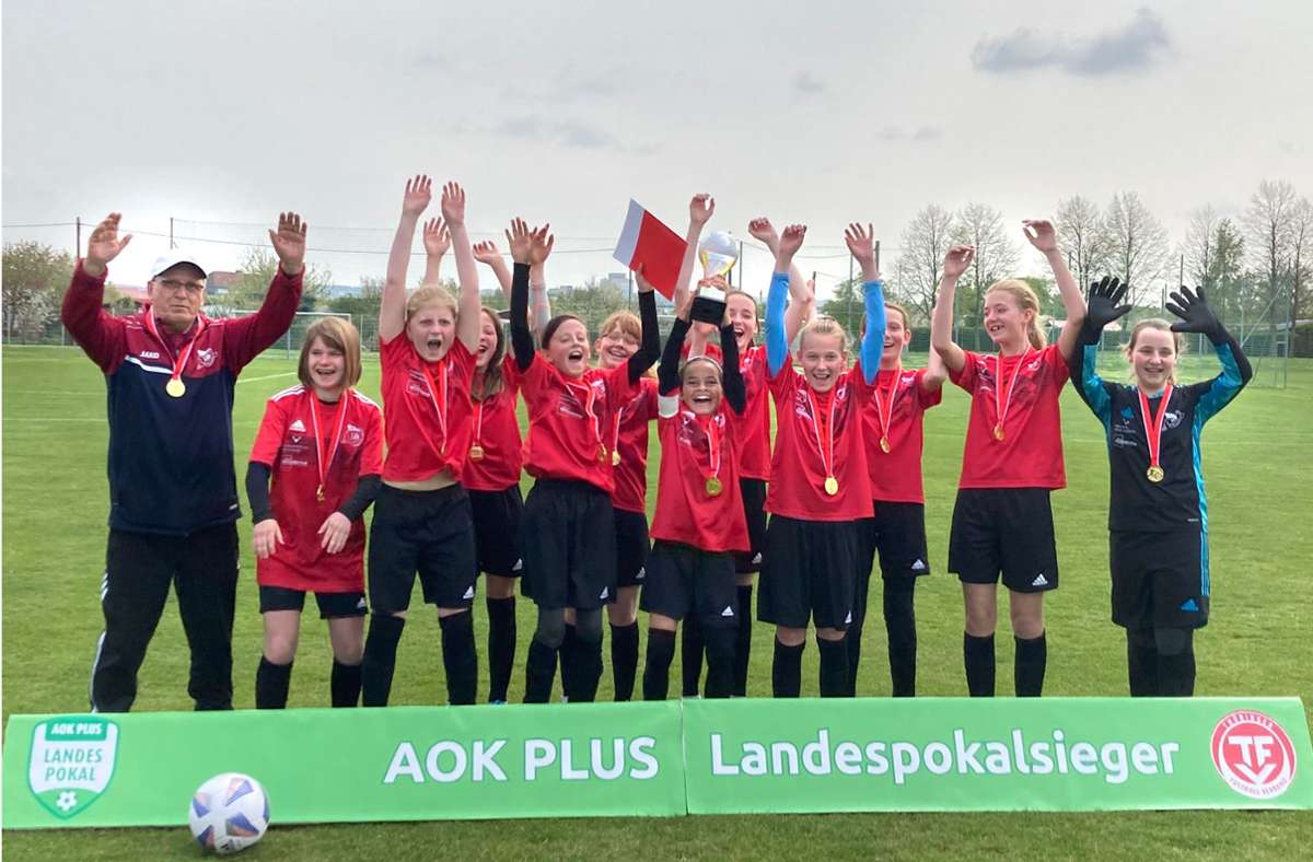 Hoch die Hände: Trainer Hans-Jürgen Herbst freut sich mit seinen Meininger D-Juniorinnen über den Sieg im Fußball-Landespokal.