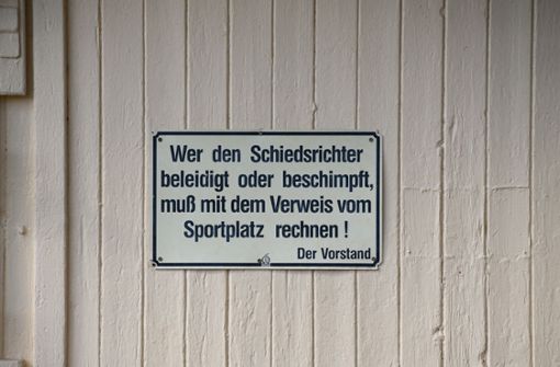 Unmissverständlich: Diesem Schild auf dem Sportplatz des Dresdner Vereins SG Motor Trachenberge ist nichts hinzuzufügen. Foto: dpa//Robert Michael