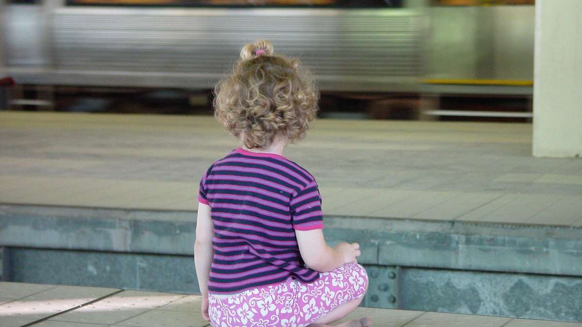 Sonneberg/Neuhaus: Zug fährt mit Mutter ab: Dreijähriger allein auf dem Bahnsteig