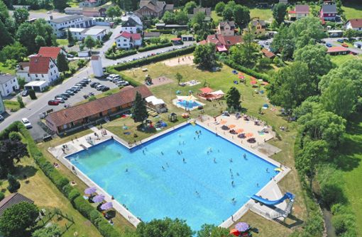 Im Schwimmbad Schalkau ist Ende August der erste Sonneberger Traithlon geplant. Foto: Thomas Oberender