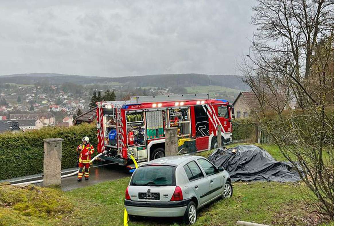 Mehrere Feuerwehren der Region eilten am Dienstagnachmittag zum Brandort auf den Kohlberg in Wasungen. Foto:  