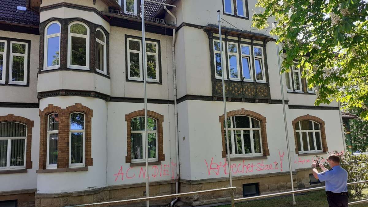 Bad Salzungen: Unbekannte beschmieren Bad Liebensteiner Rathaus - Zeugen gesucht