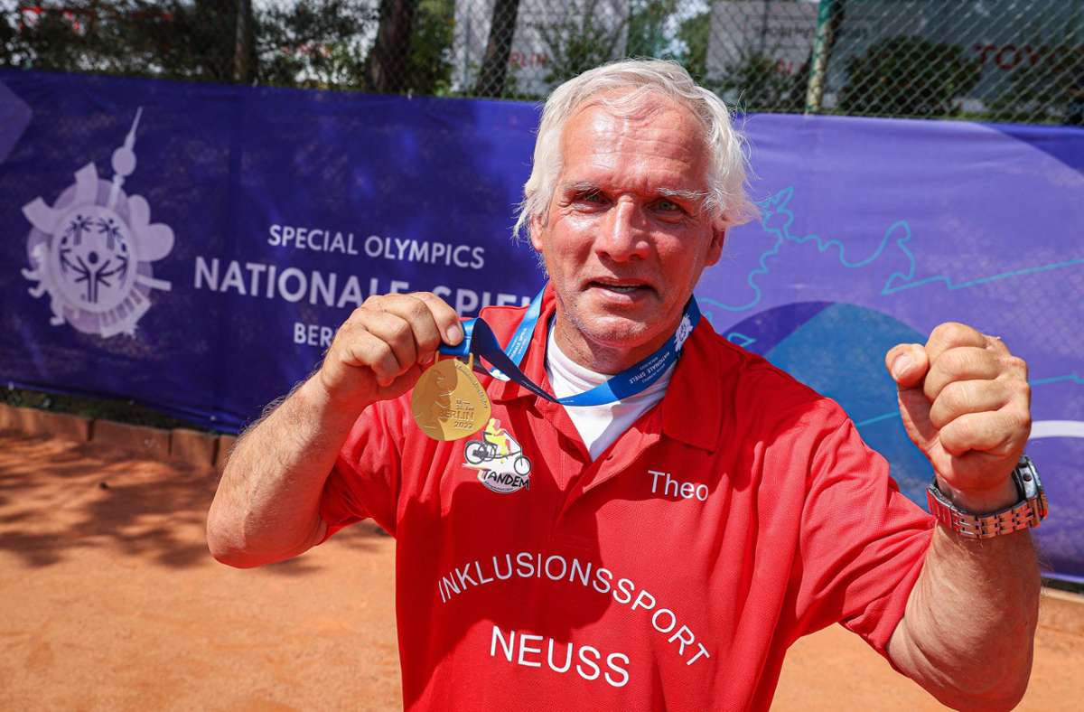 Siegerfaust: Der Rheinländer Theo Knuth aus Neuss zeigt stolz seine Goldmedaille, die er im Tennis gewonnen hat. Foto: / Claudio Gärtner/Imago