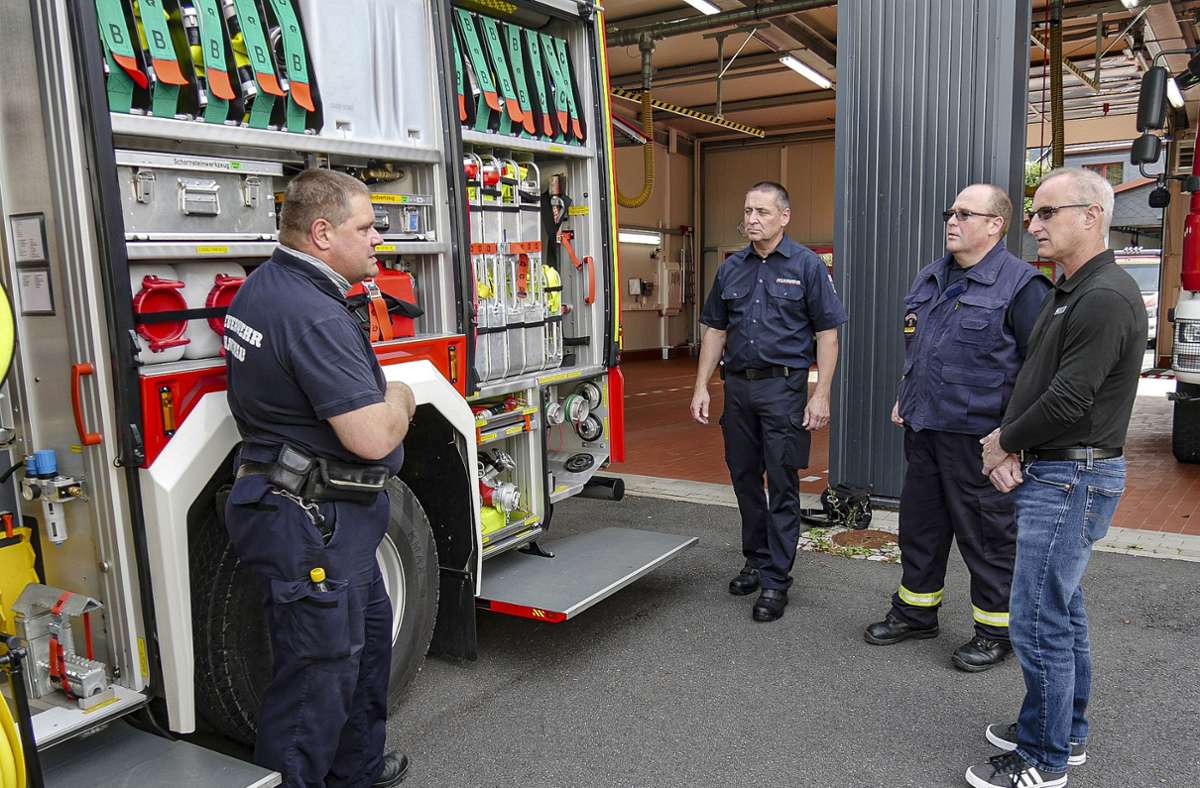 Tobias Nowack vom Führungsdienst erklärt die Technik an einem Einsatzfahrzeug – hier mit Stadtbrandmeister Andreas Meißler, Michael Geiß und Fire Captain Louis Ernstes (von links).