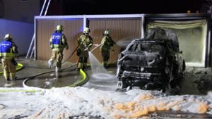 Blaulicht: Feuerwehrmann zum eigenen brennenden Auto alarmiert