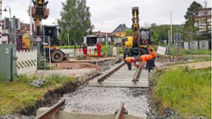 Rennsteigshuttle fährt: Neue Gleise am Bahnübergang