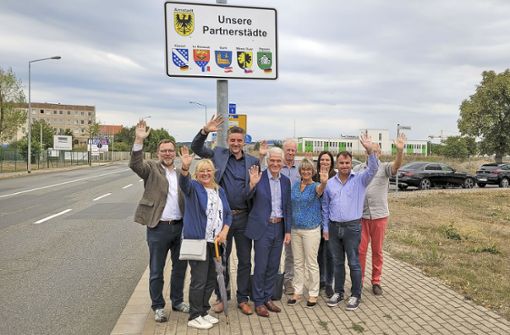 Ein neues Schild weist am Ortseingang aus Richtung Ichtershausen auf die Arnstädter Partnerstädte hin. Foto: Stadtverwaltung