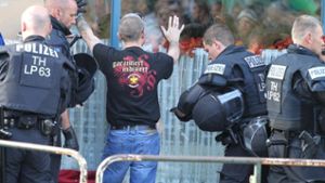 Rechtsrock-Konzert aufgelöst: Acht verletzte Polizisten