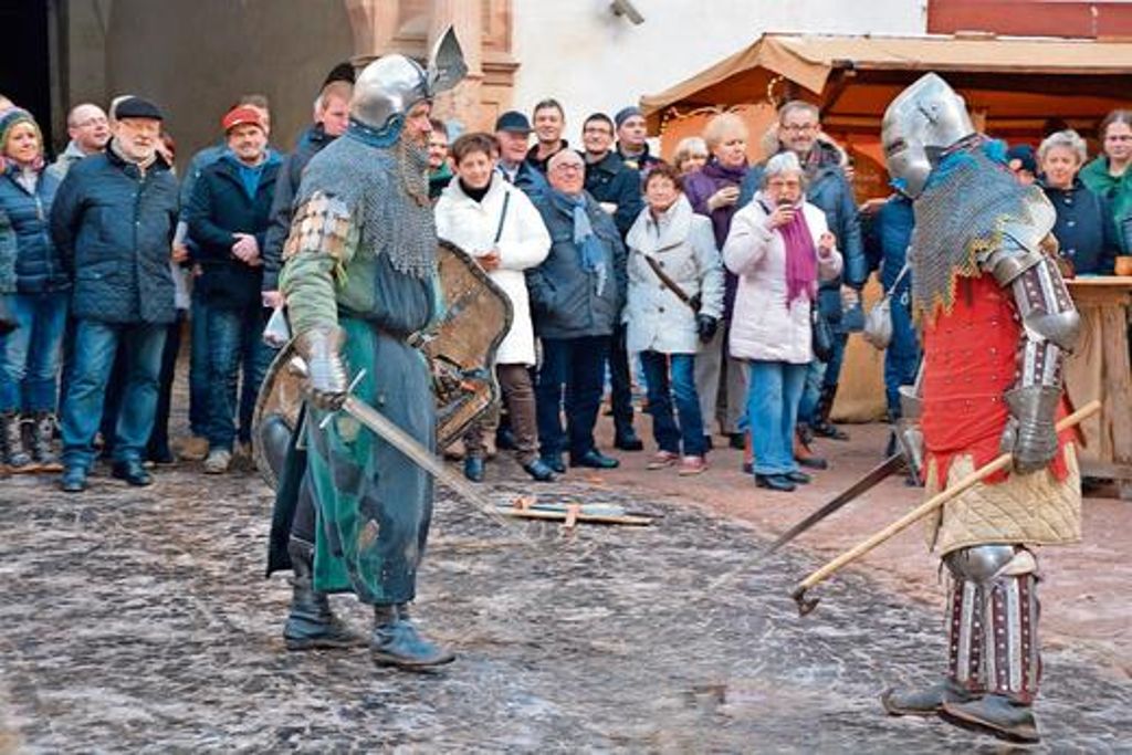 Mittelalterlicher Schwertkampf zog im Innenhof des Schlosses das Interesse der Besucher auf sich. Fotos: Annett Recknagel (3)/fotoart-af.de (2)