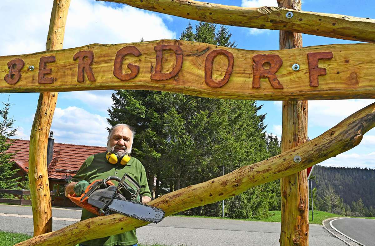 Am Ortseingang von Gehlberg aus Richtung Schmücke grüßt ab sofort ein neues Bergdorf-Schild aus Holz. Roland Fischer hat es gefertigt.