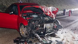 Schwerer Unfall A73: 22-jähriger Mercedes-Fahrer rast in VW