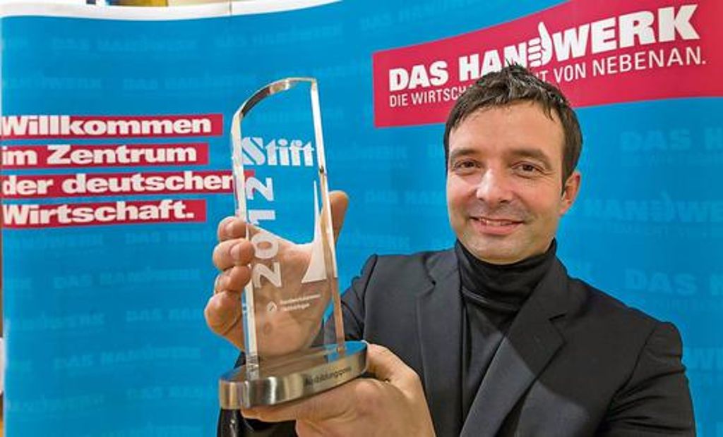 Stolzer Preisträger: Mike Fleischer mit dem Stift-Preis 2012. Zum dritten Mal erhielt der Unternehmer aus Neuhaus die Auszeichnung.
