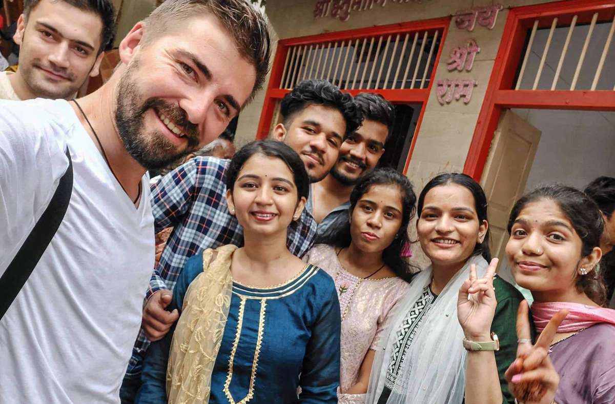 Im Vorhof eines Tempels traf Henry Buchberger auf diese netten Inder. Sie baten ihn um ein gemeinsames Selfie.