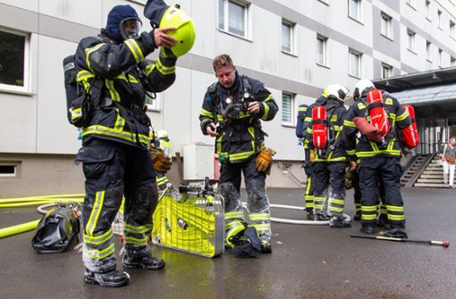 Der Einsatz unter Atemschutz  in dem völlig verrauchten und heißem Keller verlangt den Feuerwehrleuten alles ab. Foto: /proofpic.de