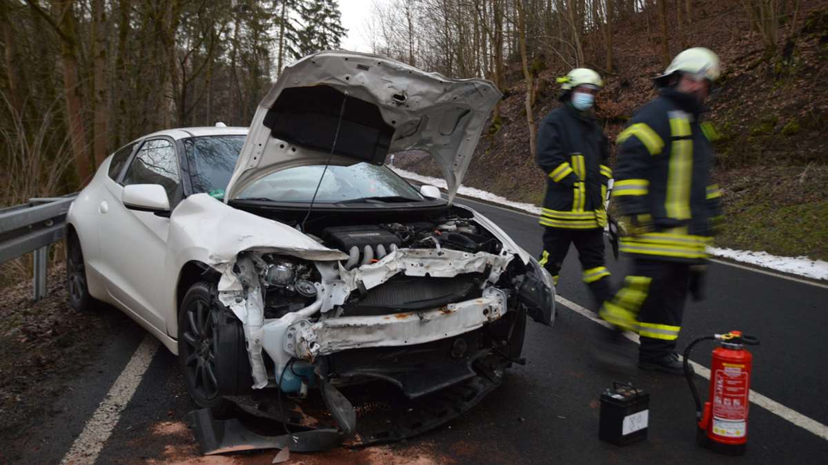 Kaltennordheim : Auto rutscht gegen Leitplanke