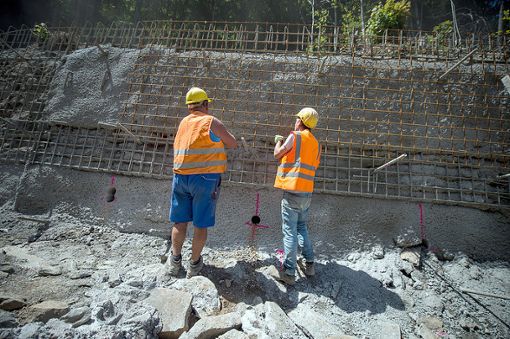 Hüttengrund: Bauarbeiter arbeiten auf einer Straßenbaustelle an der L 1150 zwischen Sonneberg und Blechhammer Foto: Arne Immanuel Bänsch, dpa