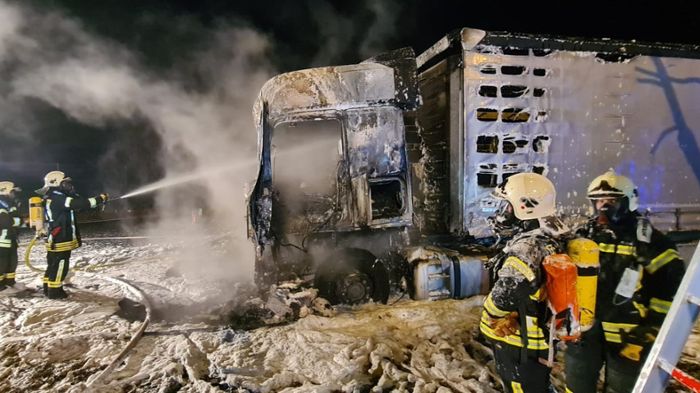 Mann schwer verletzt : Feuer im Führerhaus eines Lastwagens