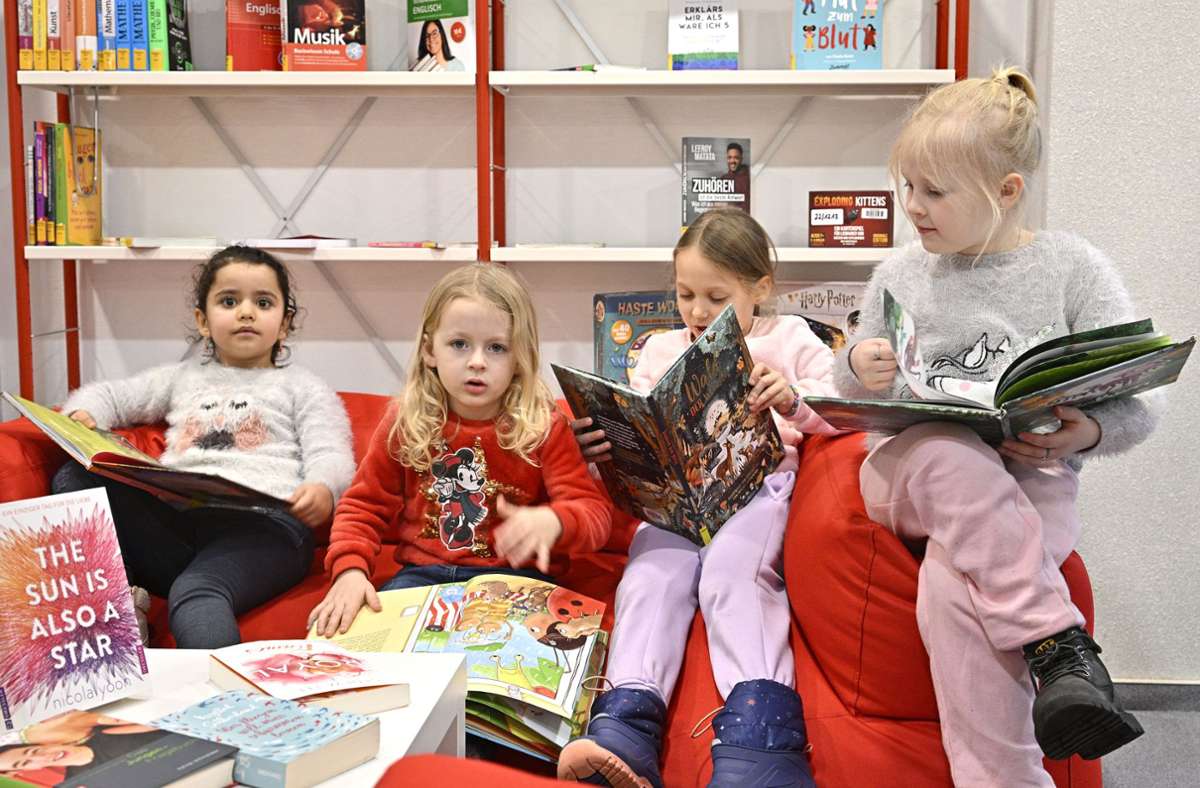 Neue Sitzmöbel in knalligen Farben  peppen den Kinder- und auch den Jugendbereich der Bibliothek auf. Foto: Heiko Matz