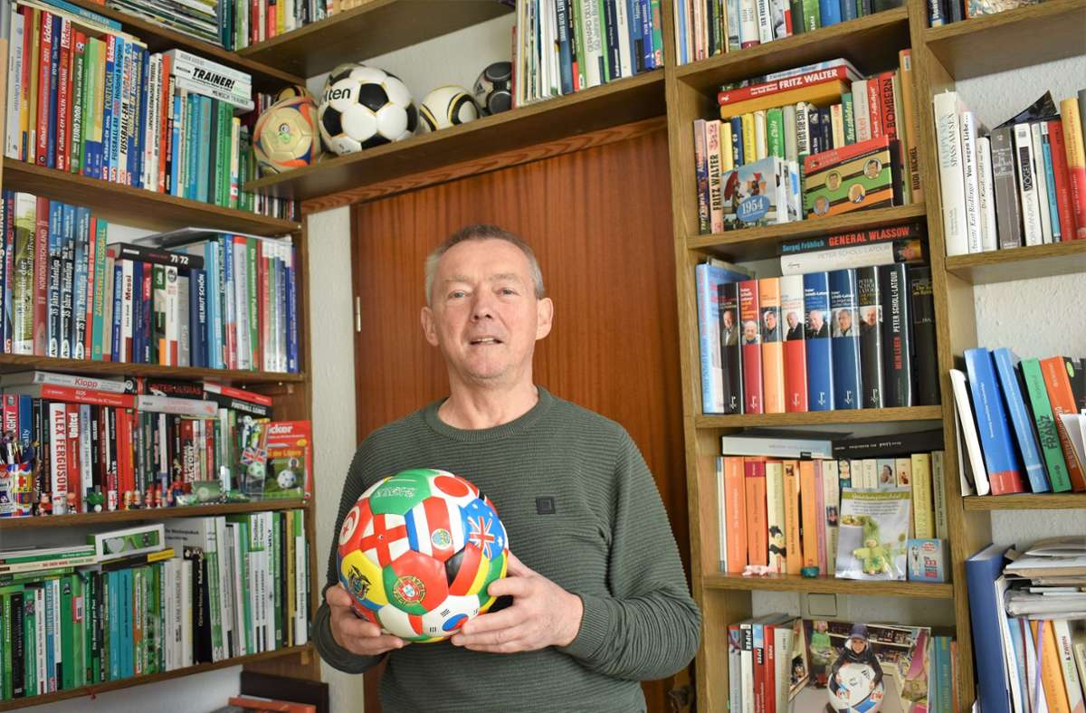 Hans-Jürgen Lenk ist leidenschaftlicher Fußball-Fan. Seit seiner Jugendzeit hat er eine beachtliche Sammlung aufgebaut.