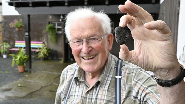 Stein stürzt vom Himmel auf Auto – ein Meteorit?