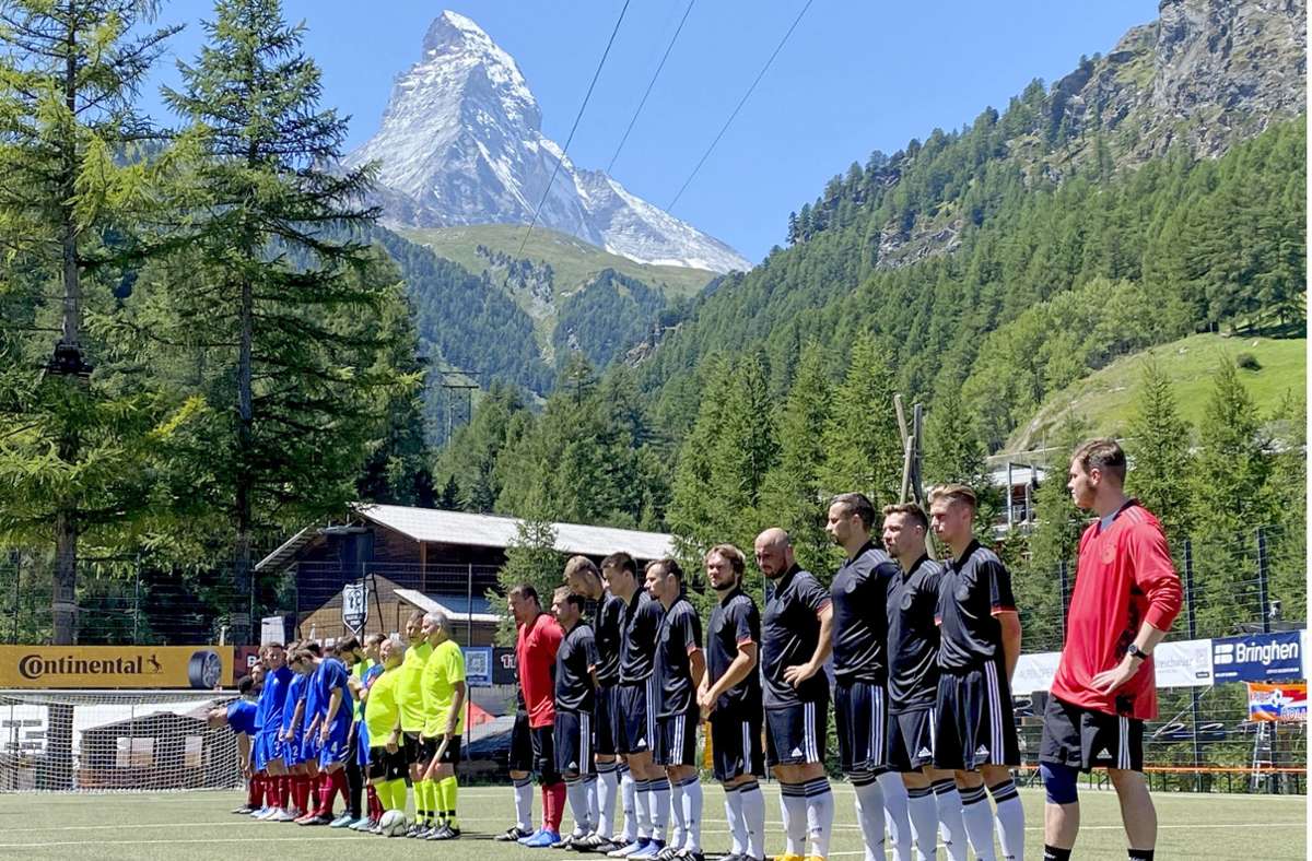 Am Fuße des Matterhorns: Deutschland, vertreten durch Steinbach-Hallenberg, vor dem Spiel gegen Frankreich. Foto: privat