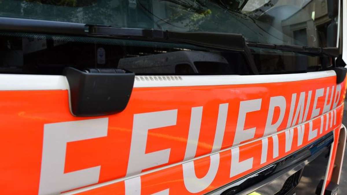 Thüringen: Hupend Hilfe geholt: Feuerwehr befreit eingeklemmten Lastwagenfahrer