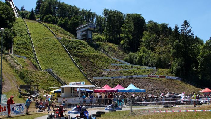 Sportevent in Bergstadt: K-Wagen in Poleposition im Skistadion