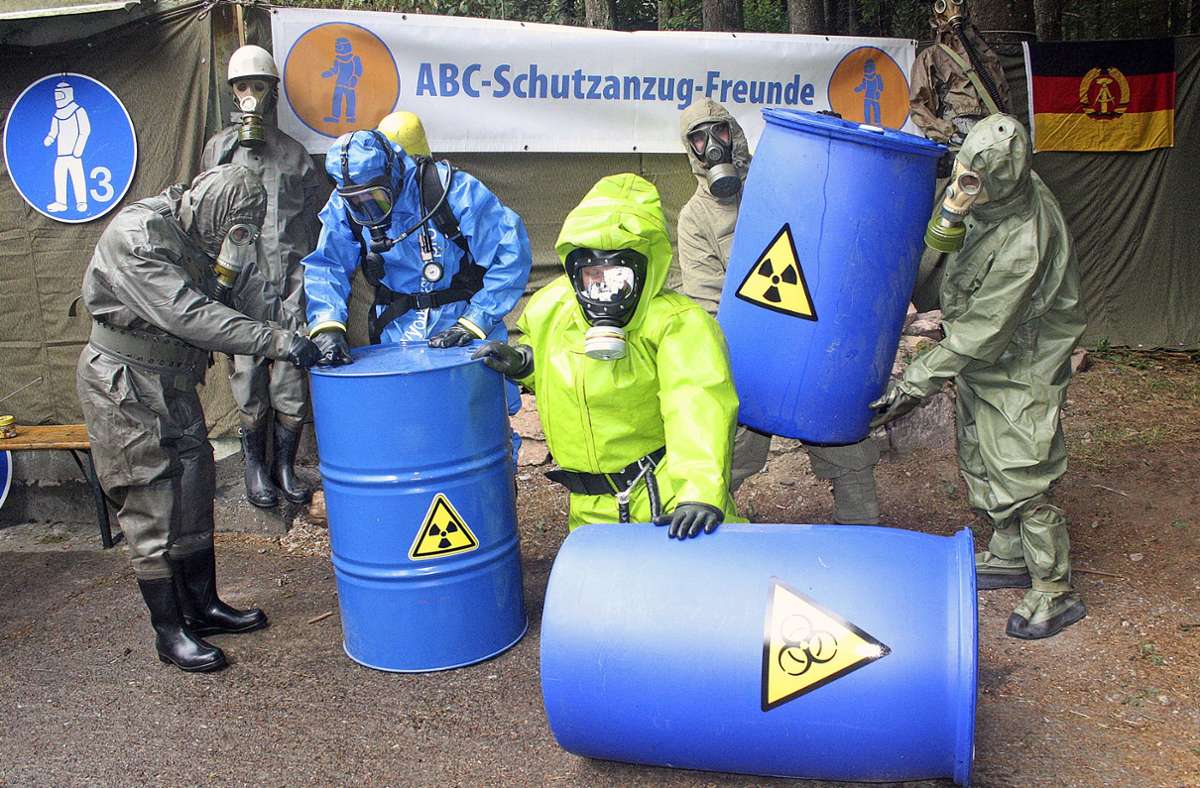 Die ABC-Schutzanzugfreunde absolvieren eine Chemieunfall-Übung. Fässer mit gefährlichen Chemikalien werden geborgen und transportiert.