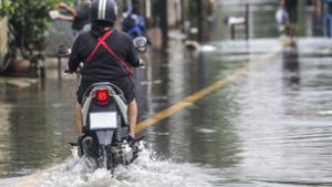 Regen reißt Moped von der Straße