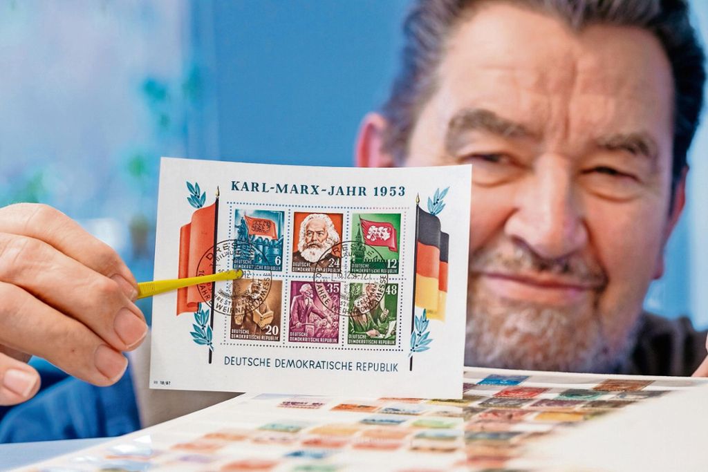 Hans-Jürgen Mehl zeigt eine der begehrtesten Briefmarken-Blockausgaben Deutschlands: Die beiden Entwürfe von Kurt Eigler zum Karl-Marx-Jahr 1953 in der DDR. Die vier Blocks zusammen kosten zwischen 300 und 700 Euro. Spätere DDR-Briefmarken können bei dieser beachtlichen Wertsteigerung nicht mithalten.
