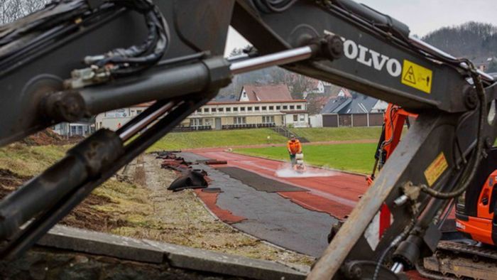 Baukran statt Sportler: Fotos aus dem Schmalkalder Stadion