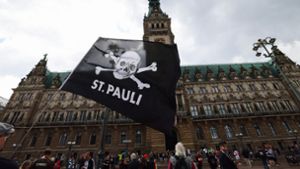 Fußball: FC St. Pauli: Aufstiegsfeierlichkeiten starten im Starkregen